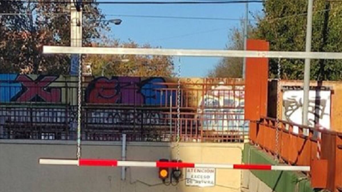 Carlos Delgado, concejal de Obras del Ayuntamiento de Leganés, habla sobre la instalación de gálibos en el puente 'tragacamiones'.