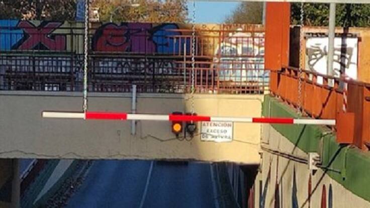 Carlos Delgado, concejal de Obras del Ayuntamiento de Leganés, habla sobre la instalación de gálibos en el puente 'tragacamiones'.