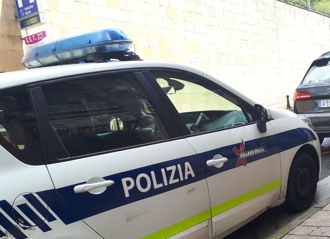 Coche patrulla de la Policía Municipal de Eibar estacionado en la calle Juan Guisasola