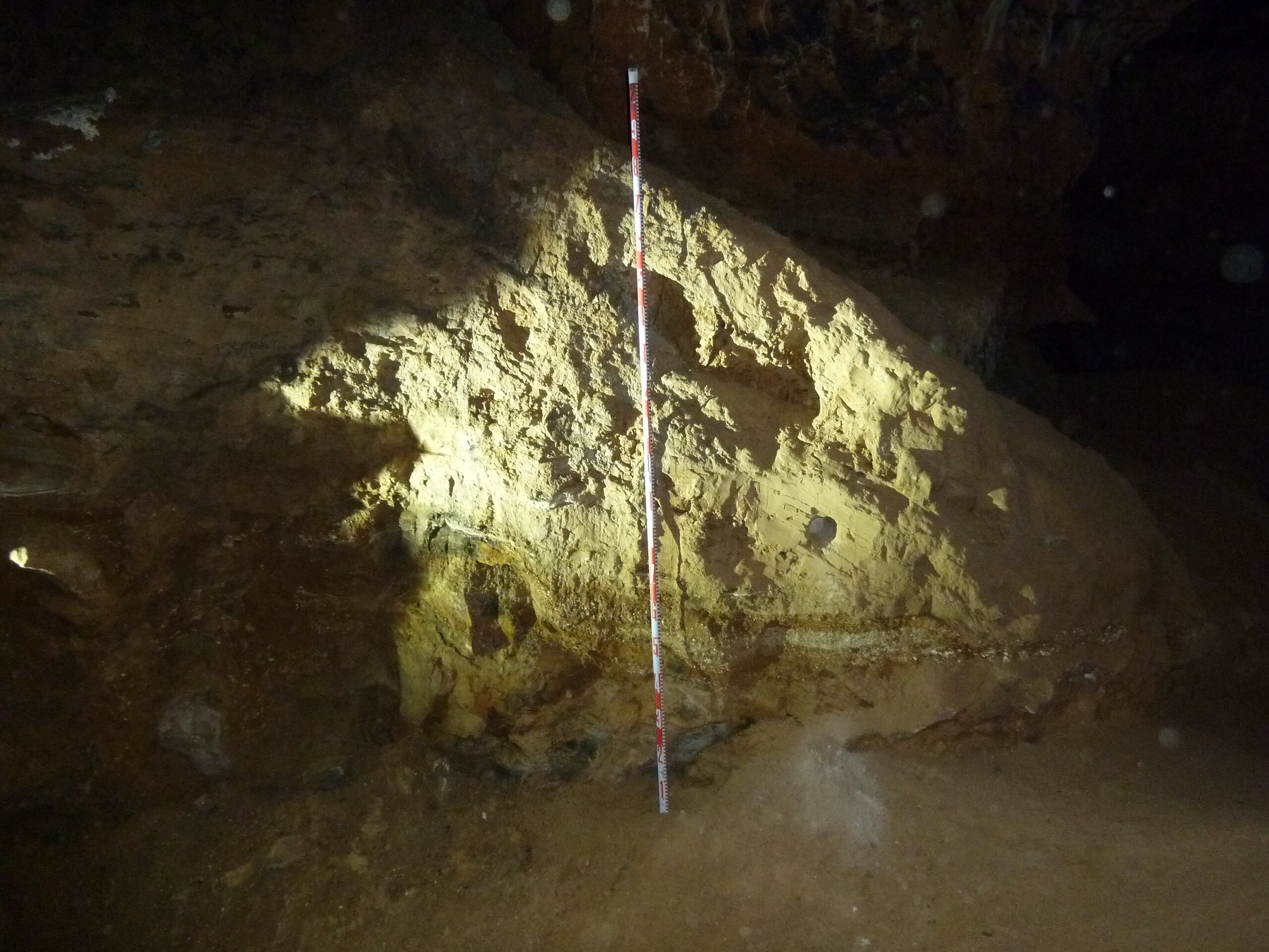 Muestreo de datación por ESR en la Galería de las Arenas en la Cueva del Silo (Atapuerca).