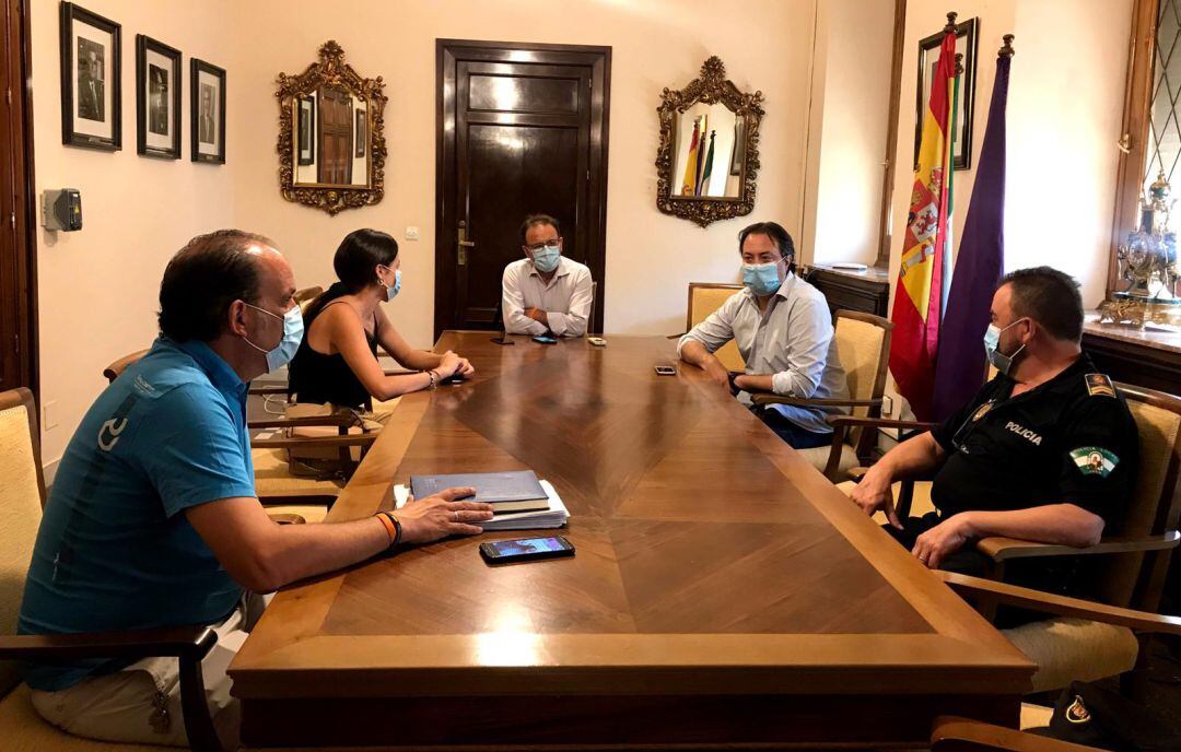 El consistorio jiennense mantuvo una reunión con policía local de cara a encontrar los alojamientos turísticos ilegales en la capital