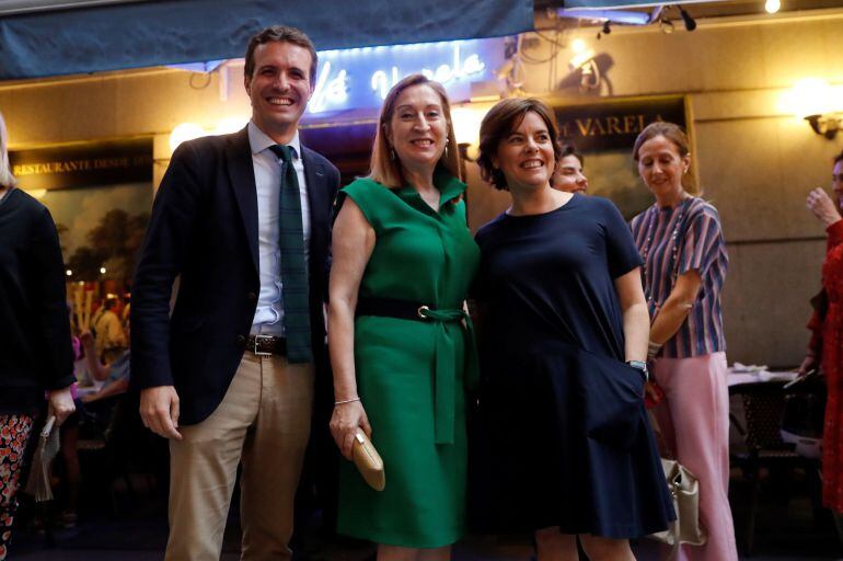 Ana Pastor, que presidirá el congreso extraodinario del PP, junto a los candidatos Pablo Casado y Soraya Sáenz de Santamaría.