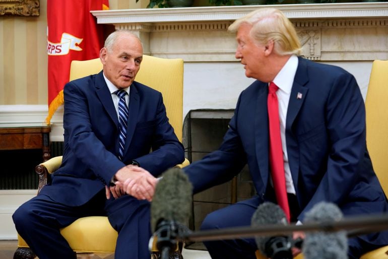  El presidente de Estados Unidos Donald Trump, se da un apretón de manos con su nuevo jefe de personal de la Casa Blanca John Kelly tras jugar este en su nuevo cargo. 