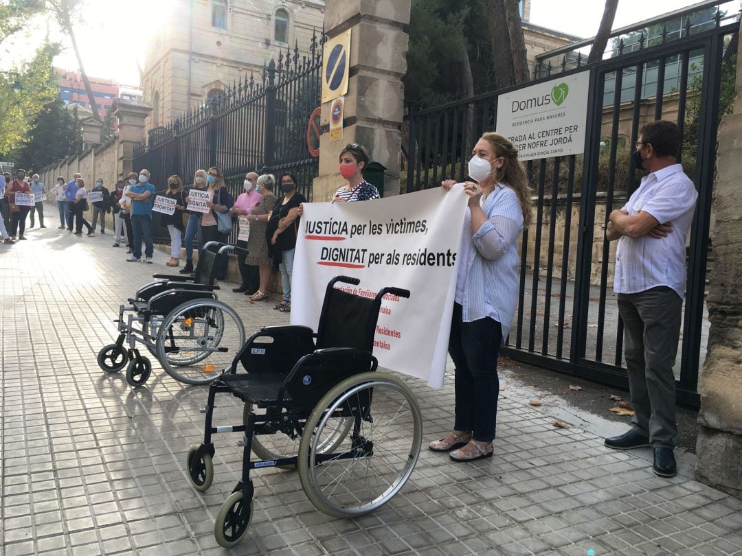 Una protesta realizada por los familiares de DomusVi Alcoy a finales de 2021.