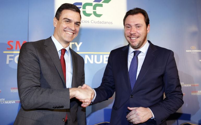 El secretario general del PSOE, Pedro Sánchez, y el alcalde de Valladolid, Óscar Puente, en el desayuno organizado por el Foro de la Nueva Economía