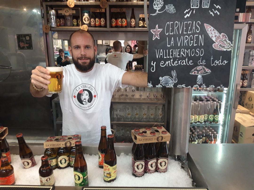 El Cafetín 22 ocupa lo que en realidad es el puesto de Cervezas La Virgen en el Mercado de Vallehermoso de Madrid.