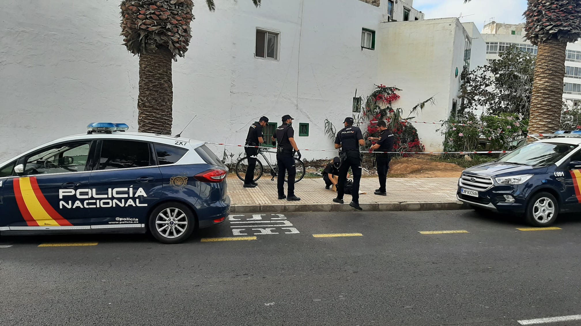 La Policía Nacional interviene en el lugar donde se produjo el suceso, en la Rambla Medular de Arrecife.