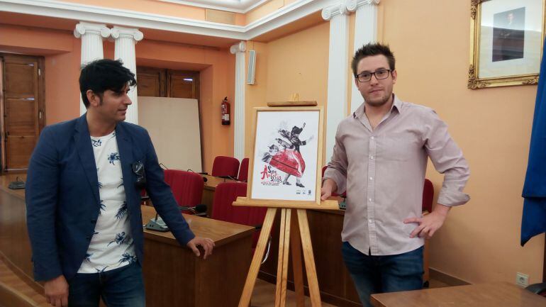 El concejal de festejos, José María Magro, y Jaime Valentín desvelan el cartel de San Antolín 2018