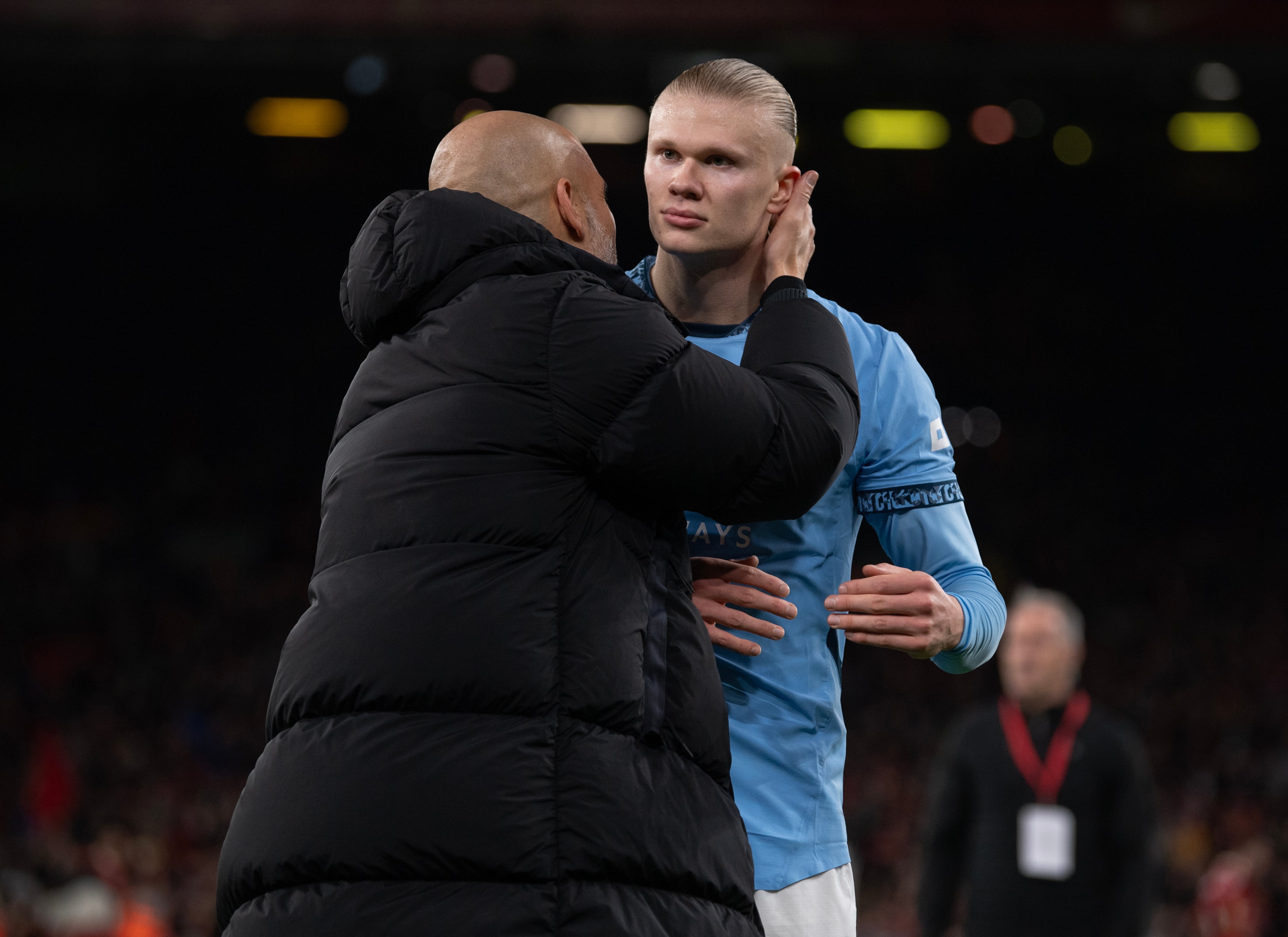 Gesto de cariño de Pep Guardiola con Erling Braut Haaland en un partido con el Manchester City