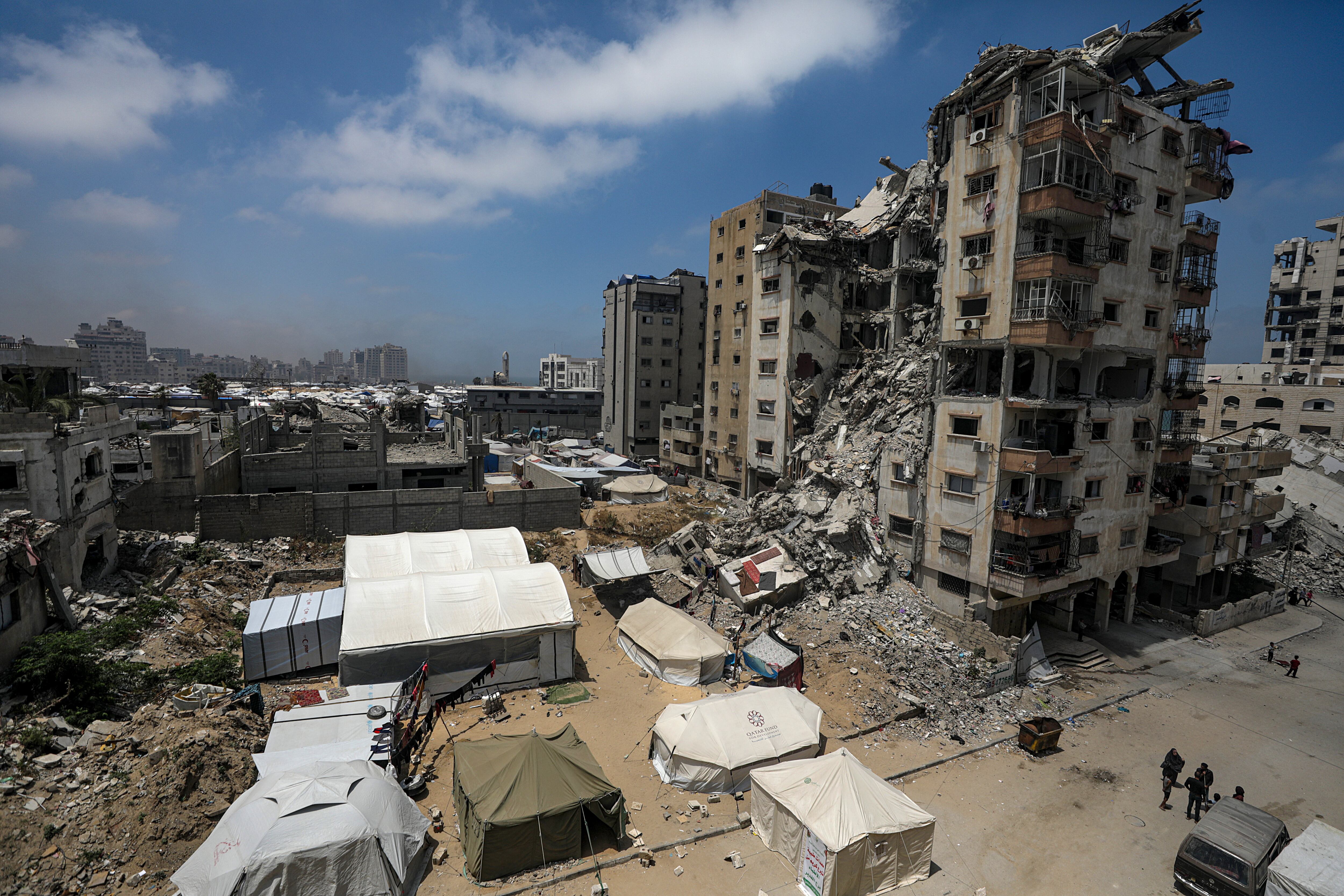 Tiendas de campaña próximas a edificios destruidos en la Franja de Gaza. EFE/EPA/MOHAMMED SABER