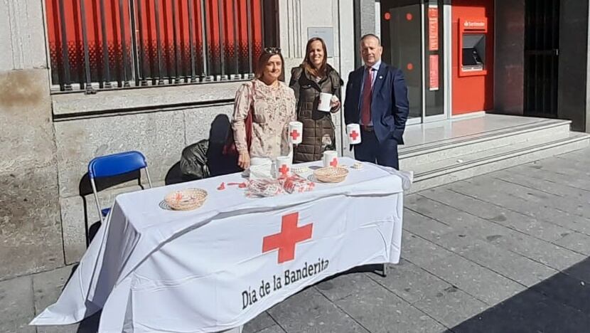Mesa de Cruz Roja Salamanca en la Plaza del Liceo