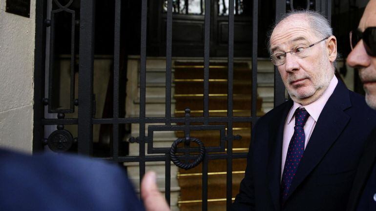 El exvicepresidente del gobierno, Rodrigo Rato, sale de su despacho.