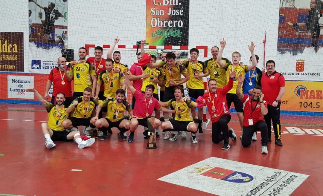 La plantilla de Balonmano Soria con el arandino Alberto Miranda -2º por la izq. en la fila inferior- y Jordi Lluelles -1º por la izq. en la fila superior-