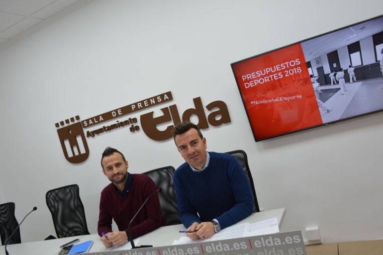 El edil de Deportes, Fernando Gómez, con el coordinador del área, Chema Martínez (I)