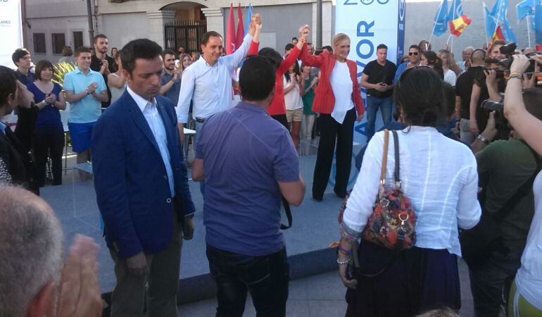 Actos del PP en Fuenlabrada con Cristina Cifuentes y Soraya Sáenz de Santamaría, junto con el portavoz del PP en Fuenlabrada, Sergio López.