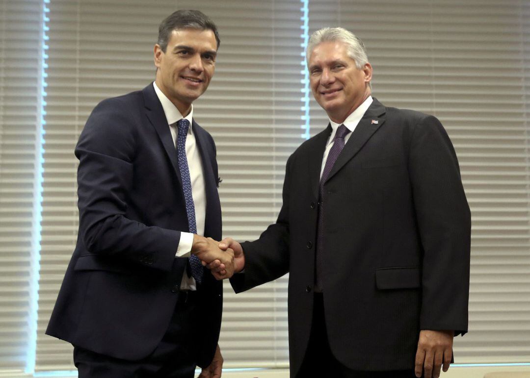 El presidente del Gobierno español, Pedro Sánchez (i), saluda al presidente de Cuba, Miguel Díaz-Canel (d), durante la reunión que han mantenido en el marco de la Asamblea General de Naciones Unidas