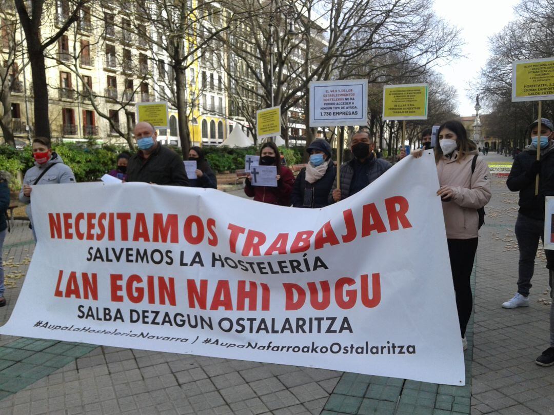 Nueva protesta de los hosteleros, esta vez con corchos de colores colocados tras la concentración que varios trabajadores y autónomos han protagonizado en el Paseo de Sarasate de Pamplona.