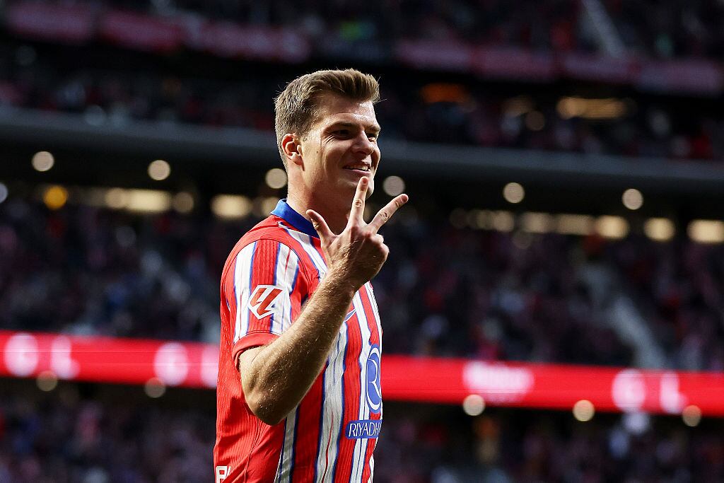 Alexander Sorloth levanta tres dedos para celebrar sus tres goles