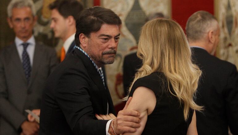 Luis Barcala, saluda a la candidata del PSPV-PSOE, Eva Montesinos, tras ser elegido como alcalde del ayuntamiento de Alicante.