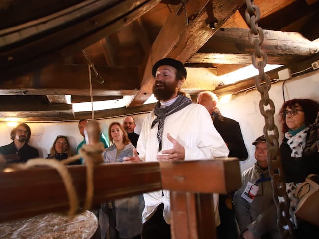 Los turistas han conocido cómo funciona un molino de viento en Campo de Criptana