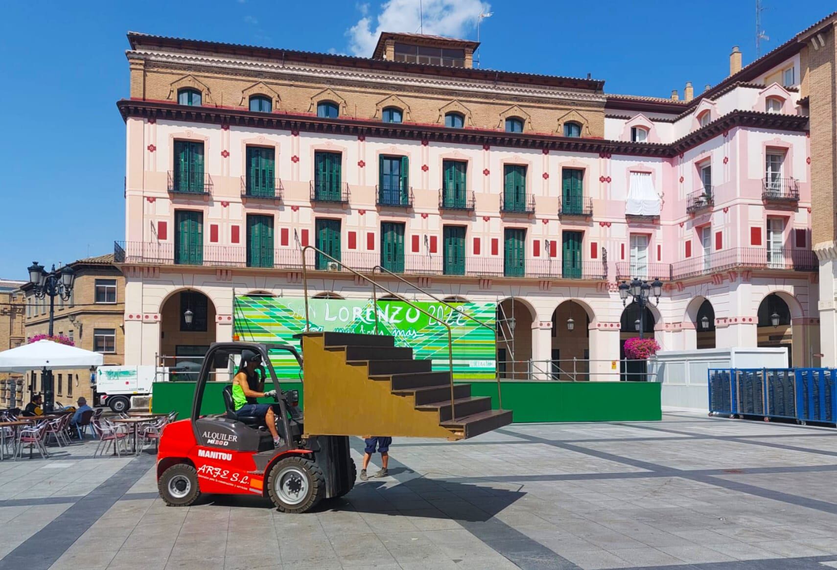 Las brigadas municipales montan los escenarios de San Lorenzo