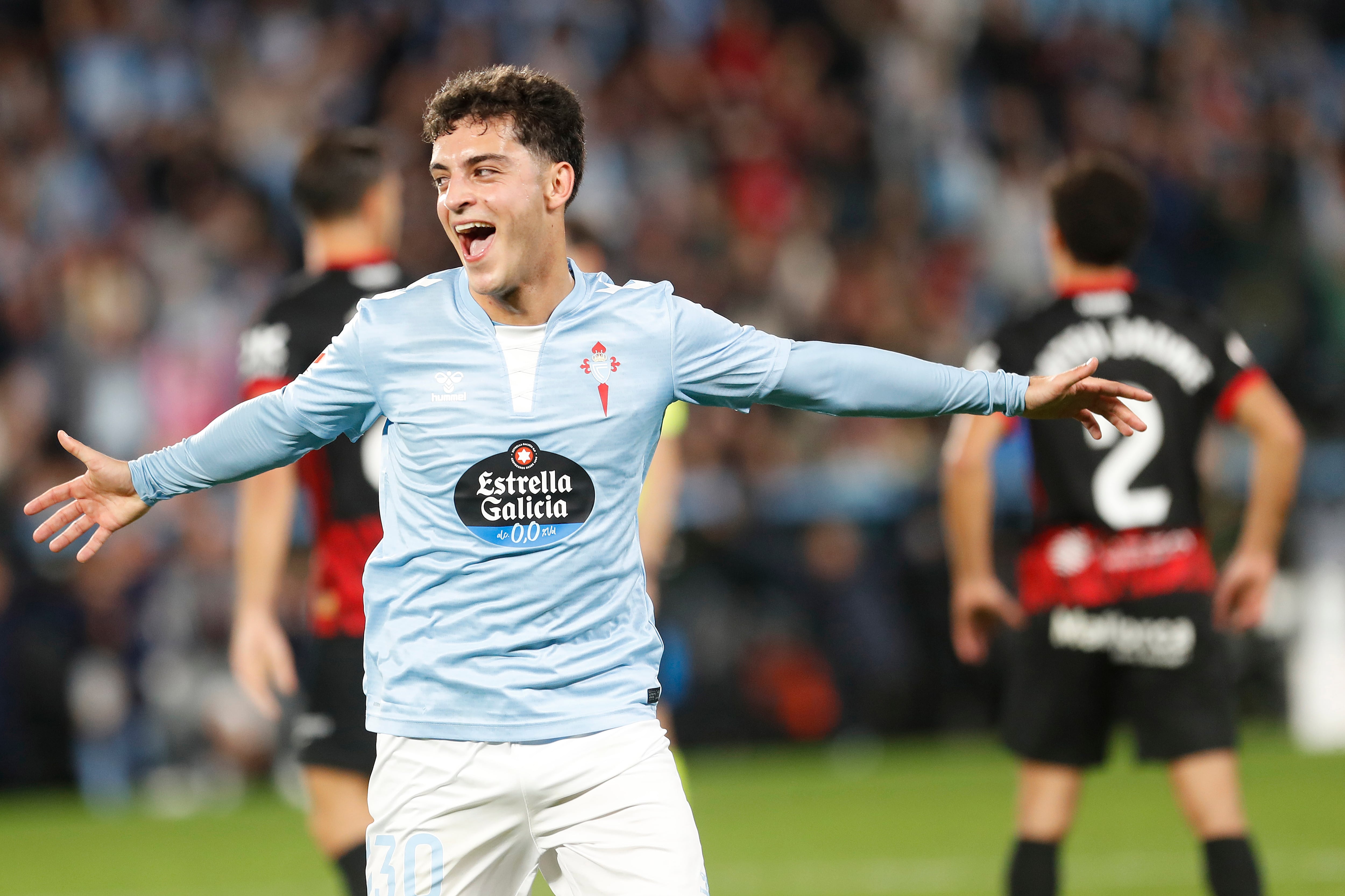 VIGO (PONTEVEDRA), 06/12/2024.- El centrocampista del Celta de Vigo Hugo Álvarez celebra su gol en el partido de la jornada 16 de LaLiga que Celta de Vigo y RCD Mallorca juegan este viernes en el estadio de Balaídos, en Vigo. EFE/ Salvador Sas
