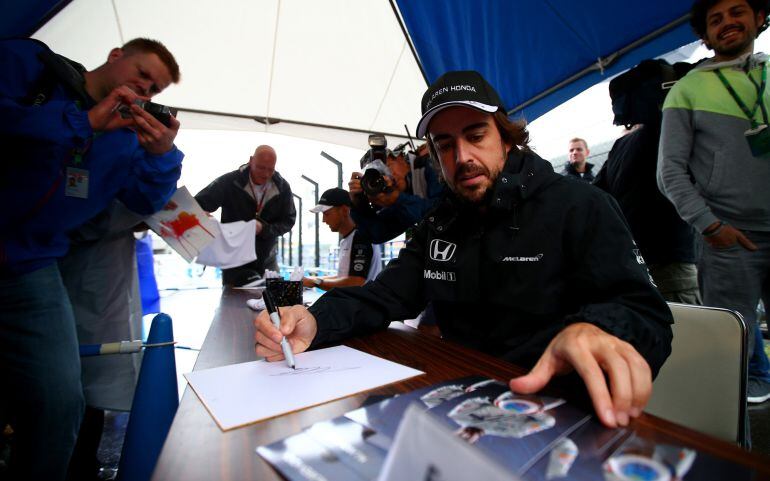 Fernando Alonso firma autógrafos en el circuito de Suzuka.