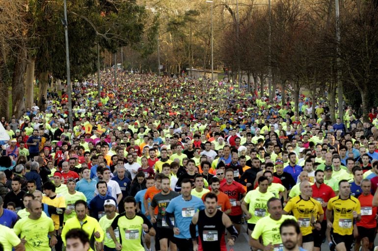 Vista general de los corredores de la 46 edición de la San Silvestre de Gijón, la más veterana y más numerosa en participantes de las 31 que se disputan en Asturias en este último día del año y que está organizada por el club Gijón Atletismo. 