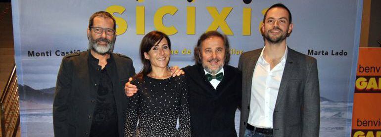 Ignacio Vilar, con los actores de Sicixia
