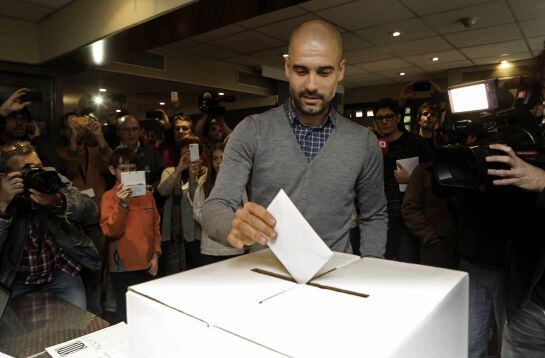 El entrenador del Bayern Múnich, Pep Guardiola, deposita su voto en la Via Augusta de Barcelona