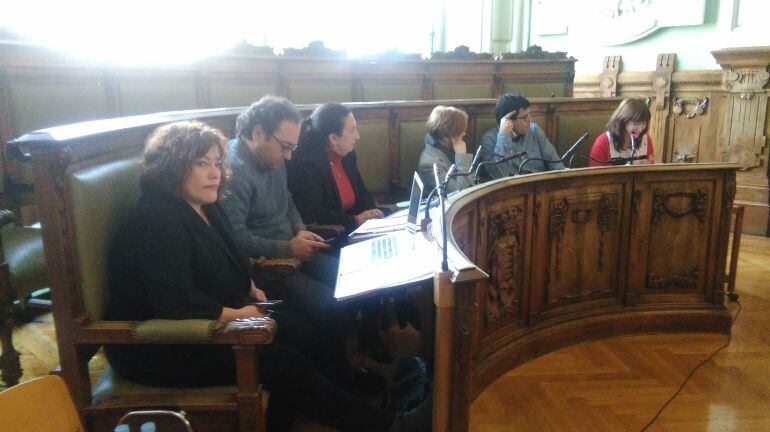 Charo Chávez, Héctor Gallego y Gloria Reguero durante un pleno con los tres concejales al fondo de VTLP