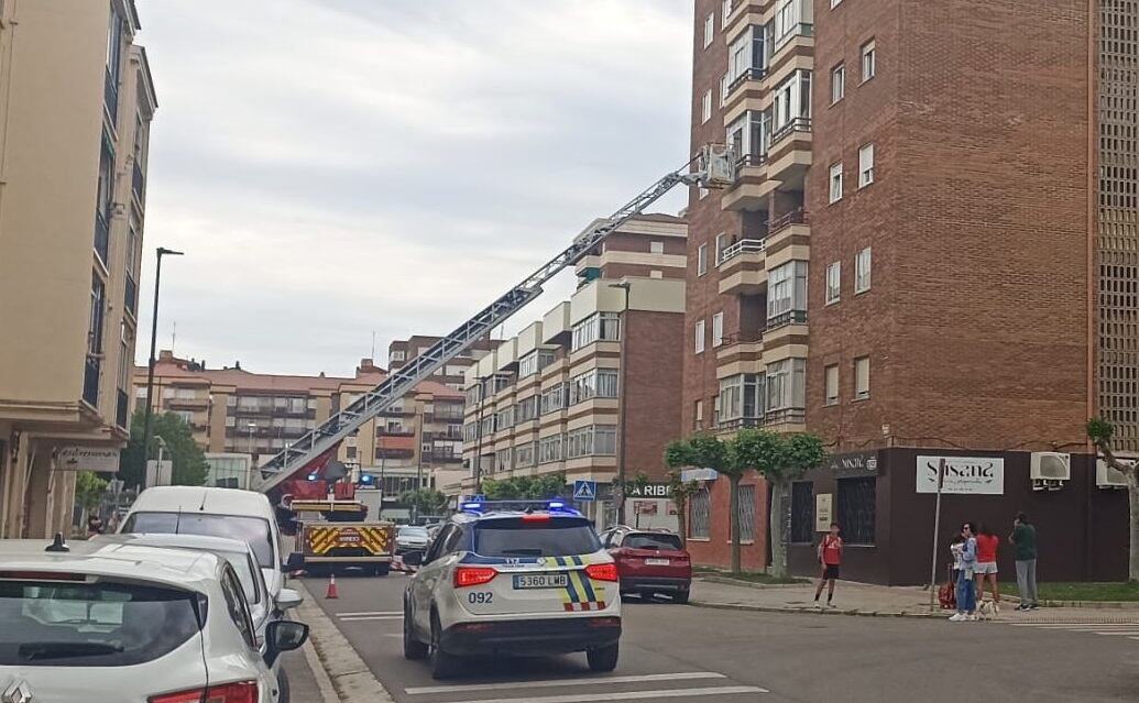 Los bomberos de Aranda han accedido al domicilio a través de la fachada