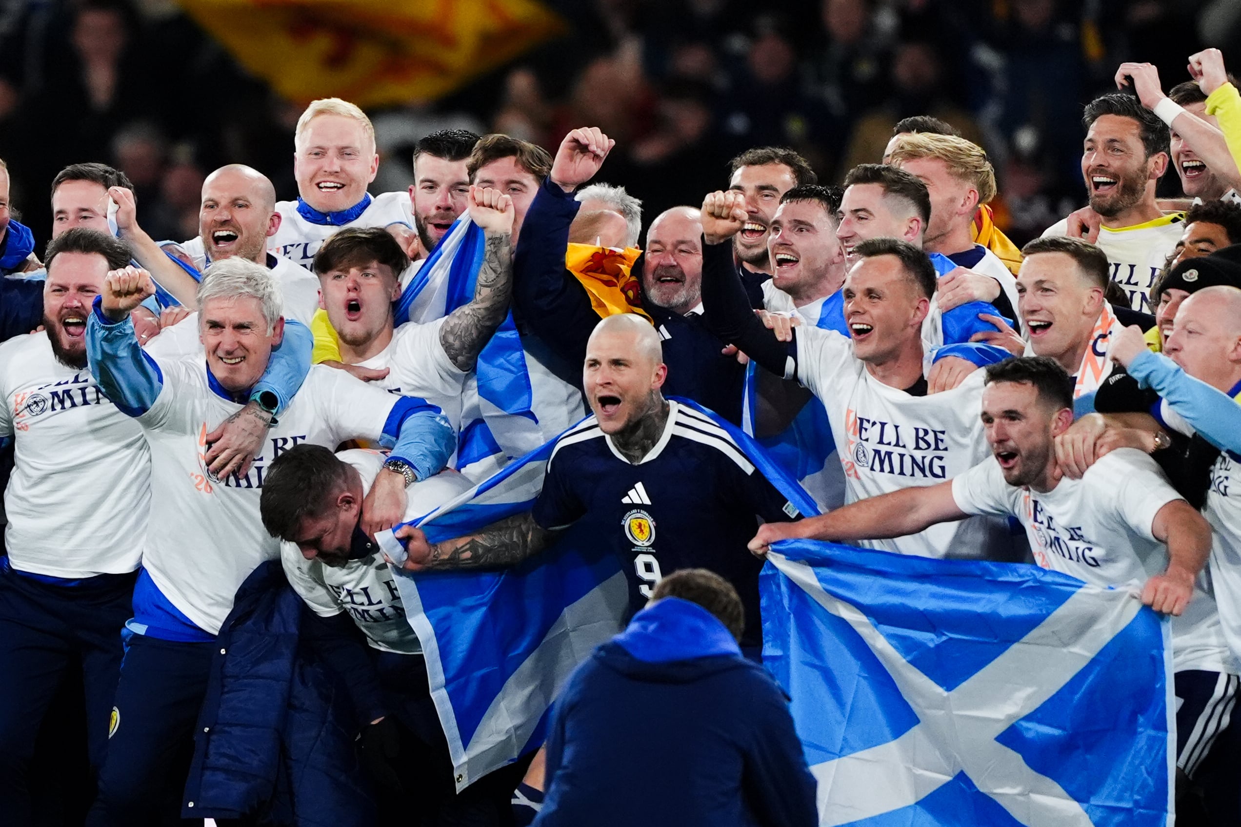La selección de Escocia, con Steve Clarke a la cabeza, celebran su clasificación al Mundial de 2026
