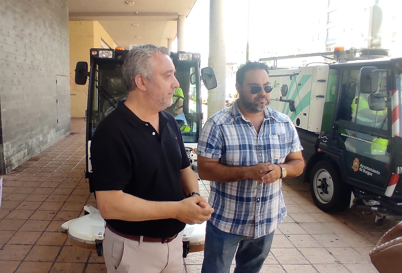 Carlos Niño -izquierda-, concejal de Medio Ambiente, junto a Jairo García, responsable de Limpieza de Urbaser, explicando los detalles de la campaña especial de limpieza. / Foto: Radio Castilla