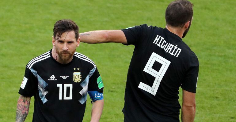 Messi recibe el consuelo de Higuaín al final del partido ante Islandia