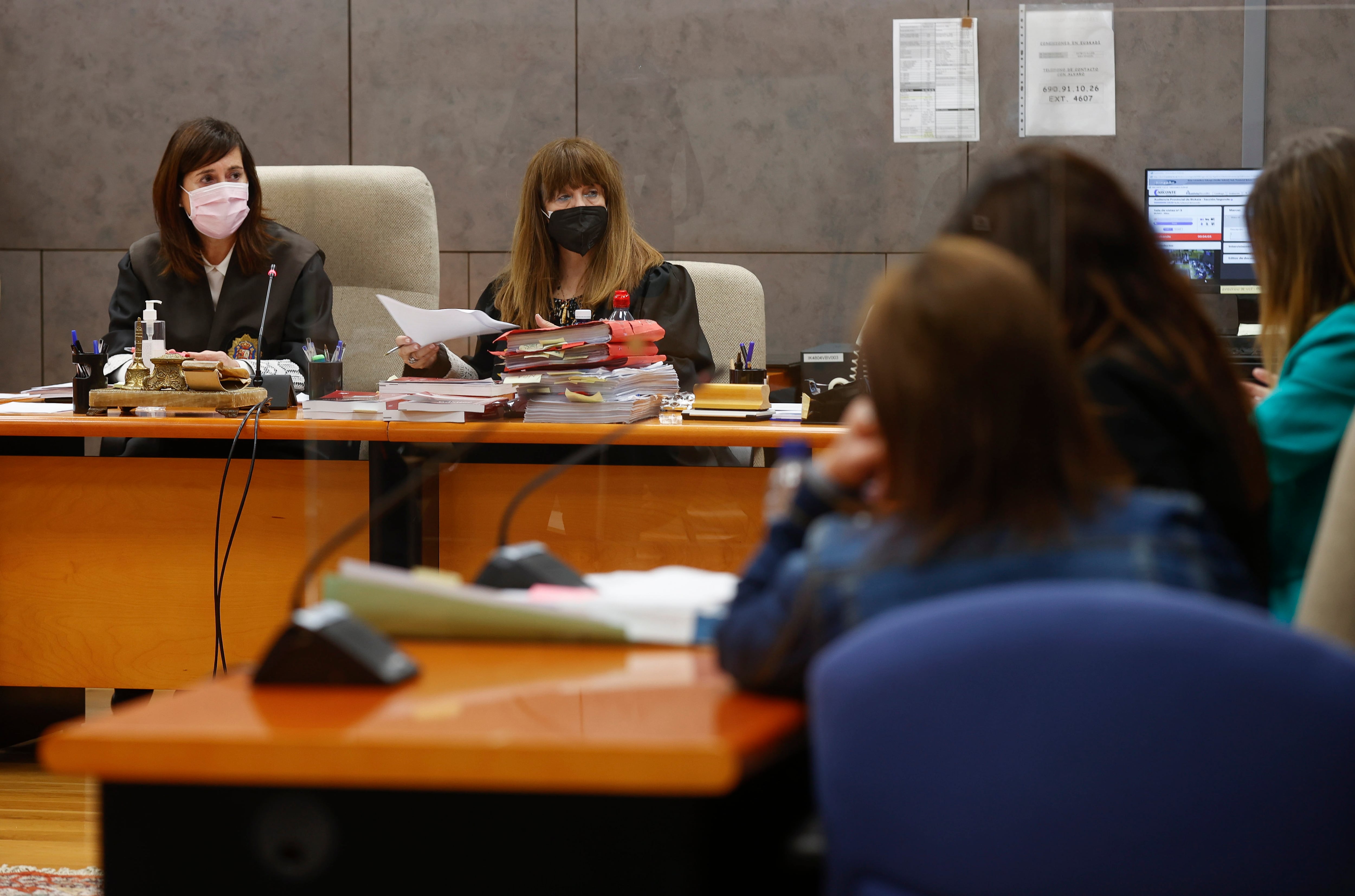 Imagen de la última sesión del juicio a la mujer condenada de matar y descuartizar el cuerpo de su pareja, un vecino de Barakaldo, en 2020. EFE/Miguel Toña