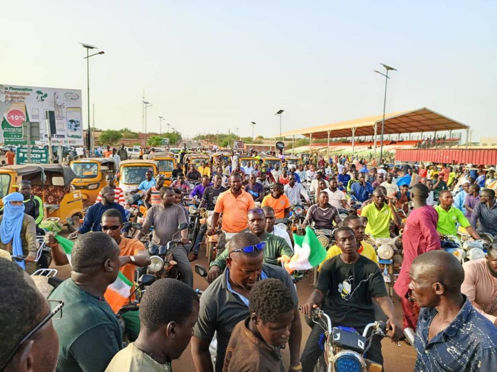 Ciudadanos se manifiestan en las puertas del palacio presidencial en Niamey