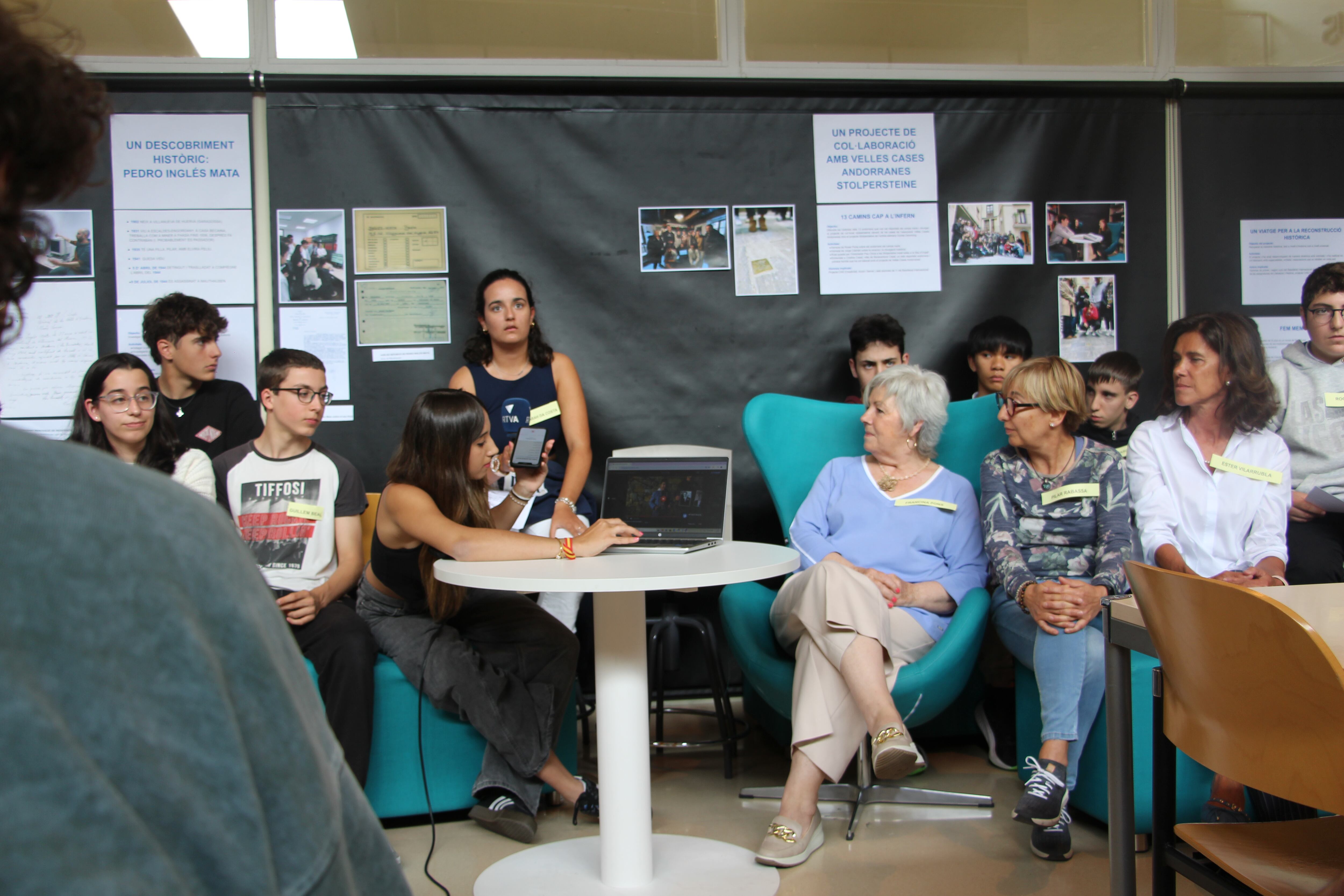 Presentació d'un grupd'alumnes del batxillerat andorrà que han descobert una possible 14a víctima del nazisme a Andorra.