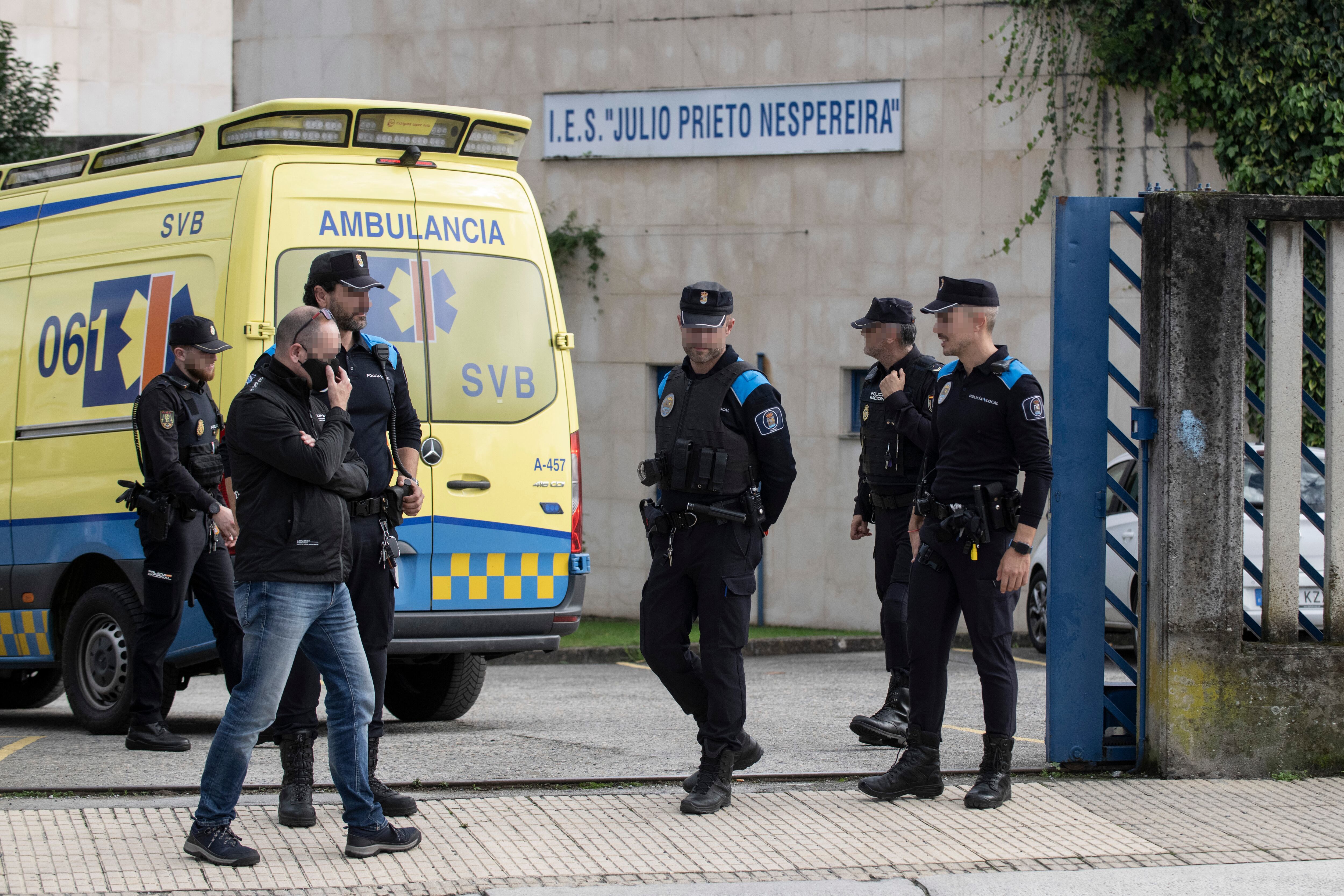 OURENSE, 26/10/2022.- Efectivos de la Policía Local montan guardia en la puerta de entrada del instituto Julio Prieto Nespereira, donde ha fallecido un estudiante al caerse un muro este miércoles en Orense. Un estudiante ha fallecido y otro ha resultado herido debido a la caída de un muro en el instituto Julio Prieto Nespereira. EFE/ Brais Lorenzo
