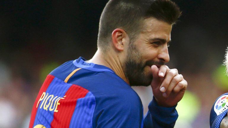 Piqué bromea en el primer partido de la temporada
