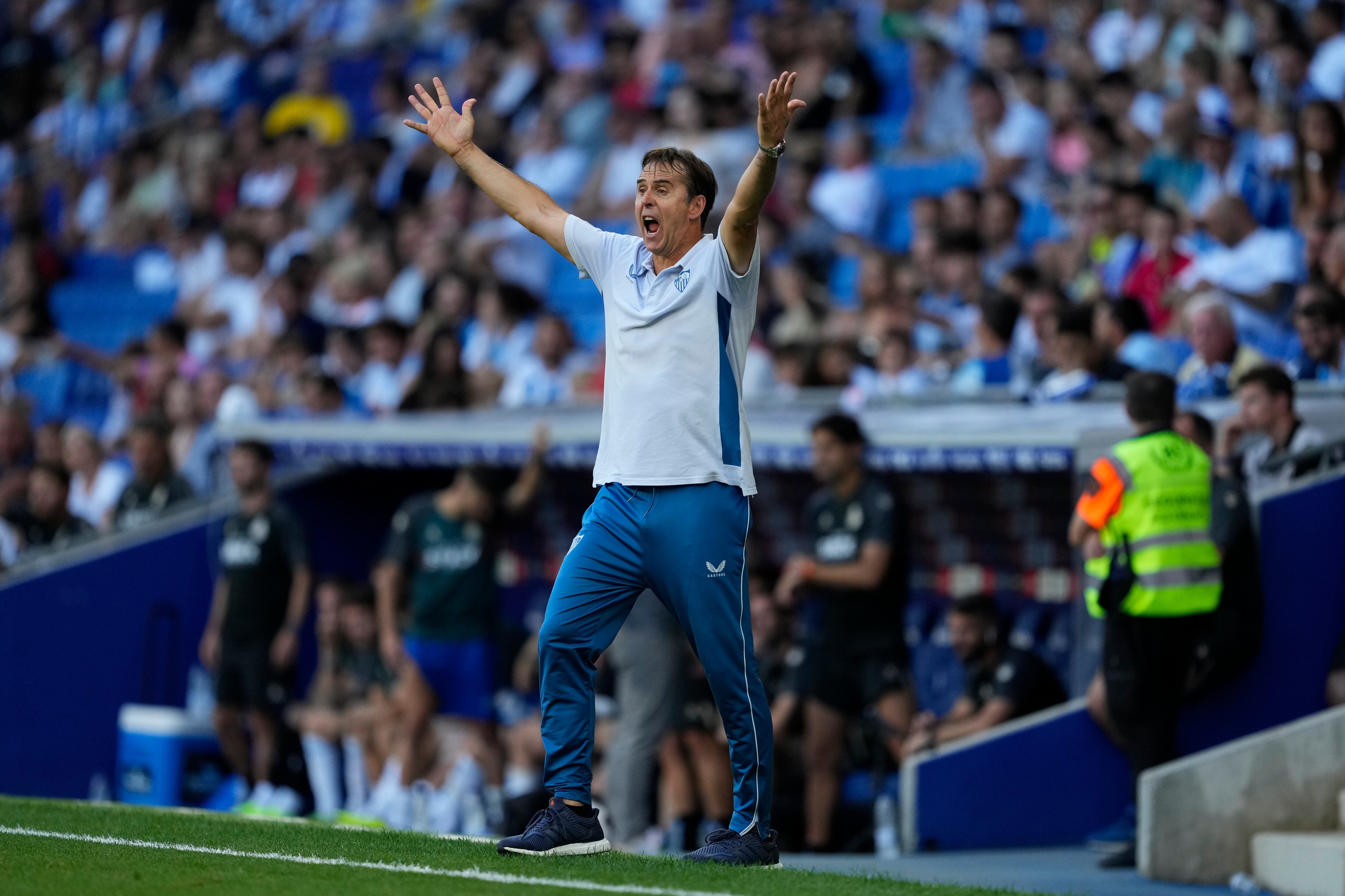 BARCELONA, 10/09/2022.- El entrenador del Sevilla, Julen Lopetegui, gesticula durante el partido de LaLiga Santander que enfrentó a su equipo contra el Espanyol, este sábado en el estadio RCDE de Barcelona. EFE/ Alejandro García
