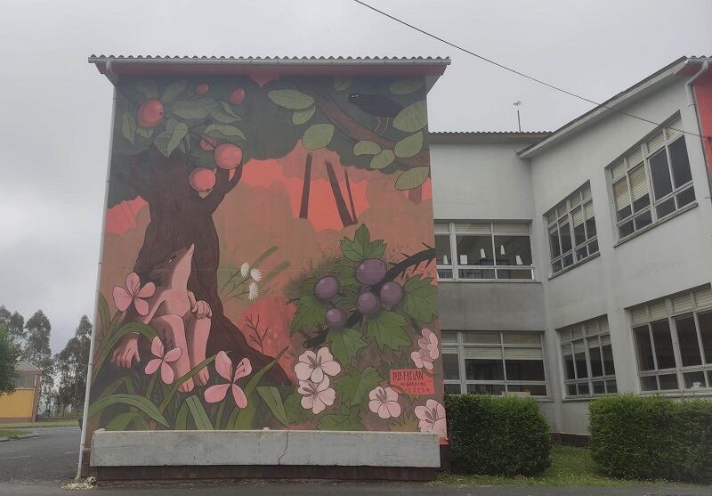 Así luce el mural de Iria Fafián  en el CEIP A Barqueira (foto: Concello Cerdido)