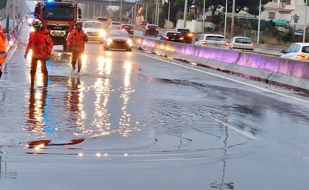Efectivos de la dotación de Estepona del Consorcio Provincial de Bomberos han actuado en la A-7 a requerimiento de la Guardia Civil para limpiar las rejilla de pluviales ante la tromba de agua (CPB).