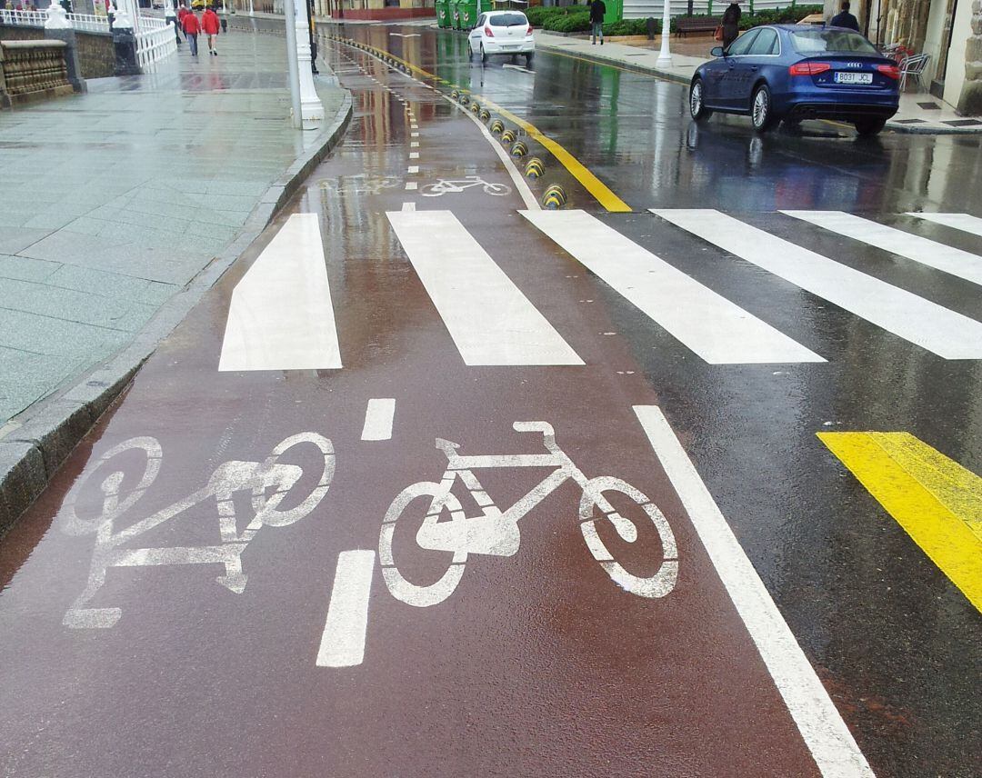 Carril bici junto a la playa de San Lorenzo. 