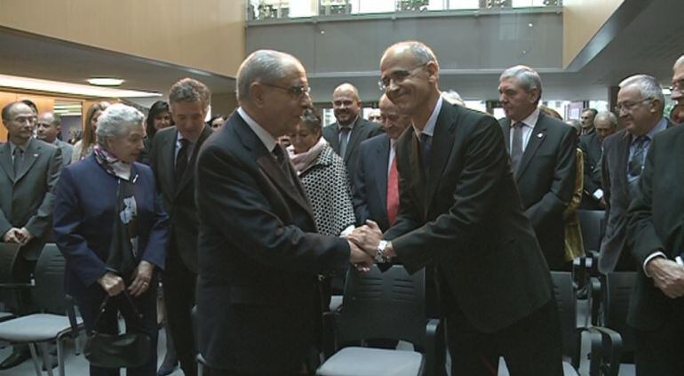 El cap del Govern, Antoni Martí, amic personal d'Estanislau Sangrà, saluda l'exsíndic general en l'acte d'homenatge organitzat per l'AESCO