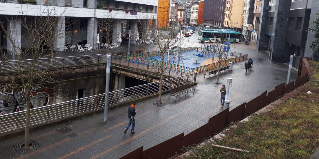 El tránsito de peatones en el casco urbano de Eibar se ha visto reducido estos días