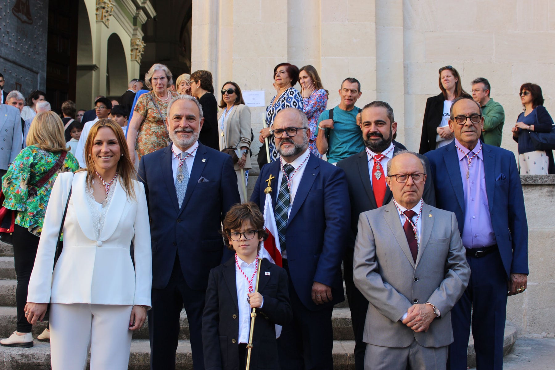 Los cuatro cargos, con el Mossén Torregrosa, rodean al Sant Jordiet 2025, Martín Bellver Sevila, y a su padre Enrique