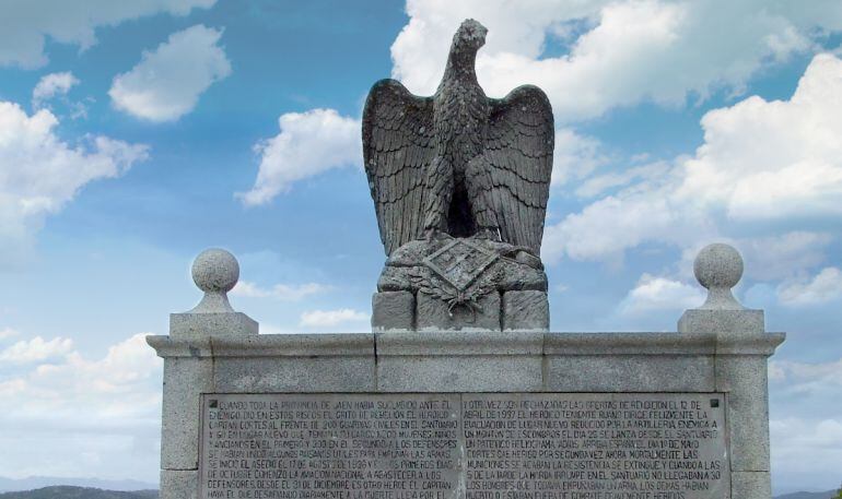 Hito franquista situado a la entrada del santuario de la Virgen de la Cabeza