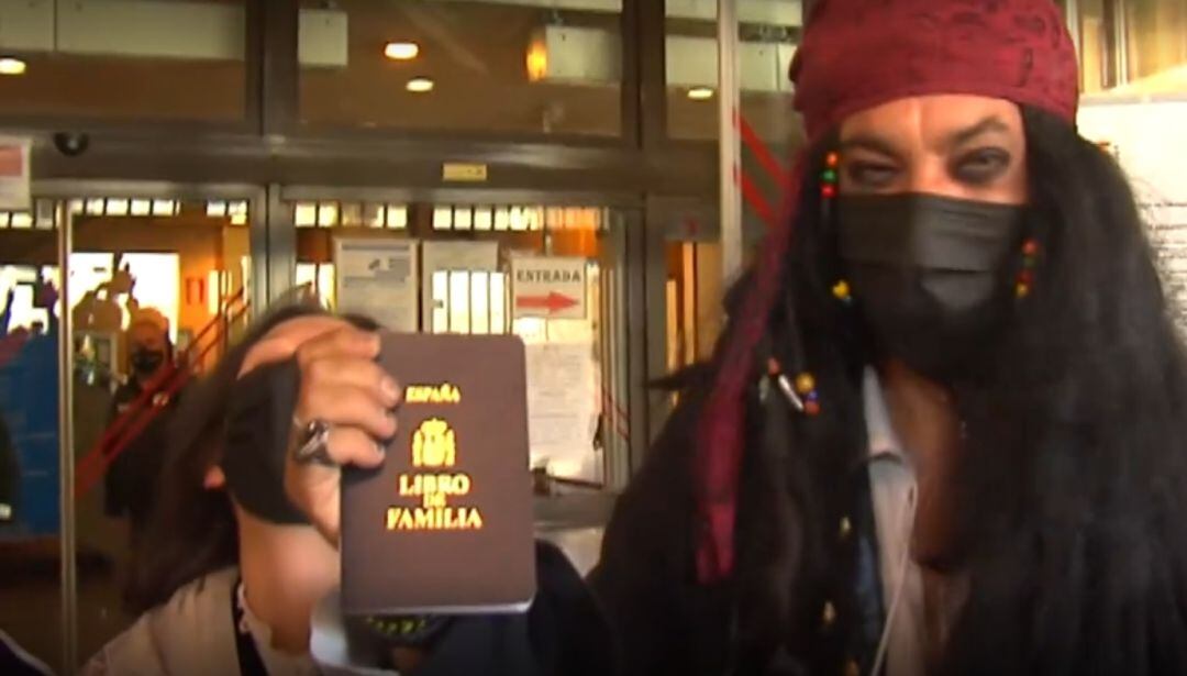 El Jack Sparrow vigués logra casarse a la tercera