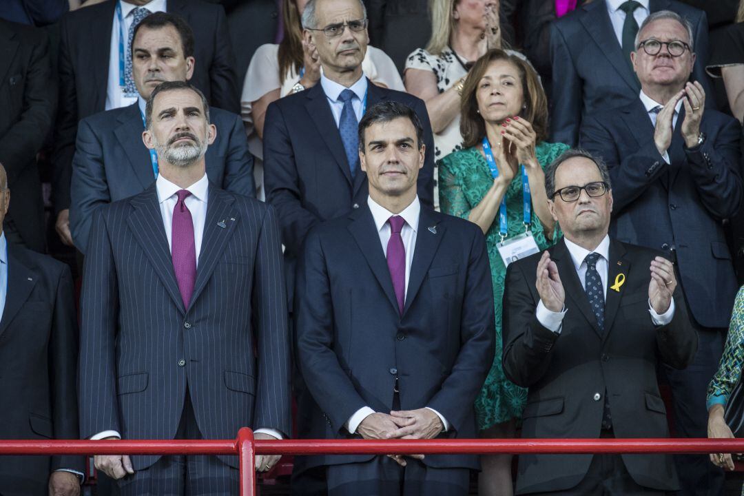 El rey Felipe VI, el presidente Pedro Sánchez y el president catalán, Quim Torra, durante al apertura de los XVIII Juegos del Mediterráneo en junio de  2018.